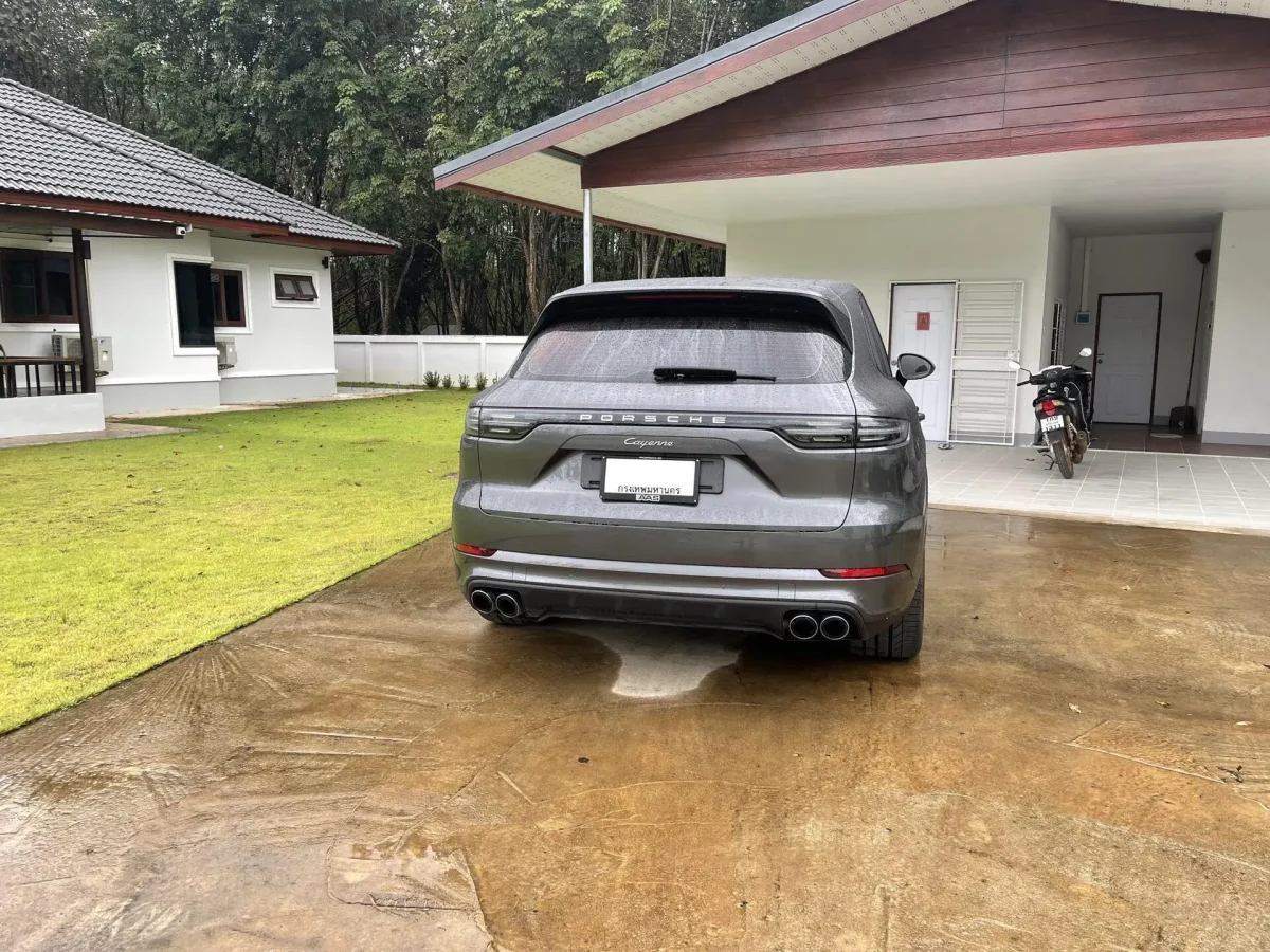 2021 Porsche Cayenne 3.0 E-Hybrid 4WD SUV — photo 2