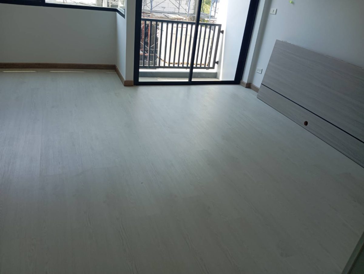 ขายบ้านคลองสอง ปทุมธานี สร้างใหม่ ห้องริม มีสวนเล็กๆ ทำเลดีมาก ไม่เปลี่ยว บรรยากาศเงียบสงบ ติดคลองน้ำใส — photo 3