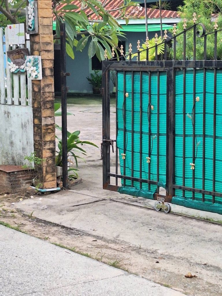 For rent in a quiet village 25 km from Pattaya nice bungalows
