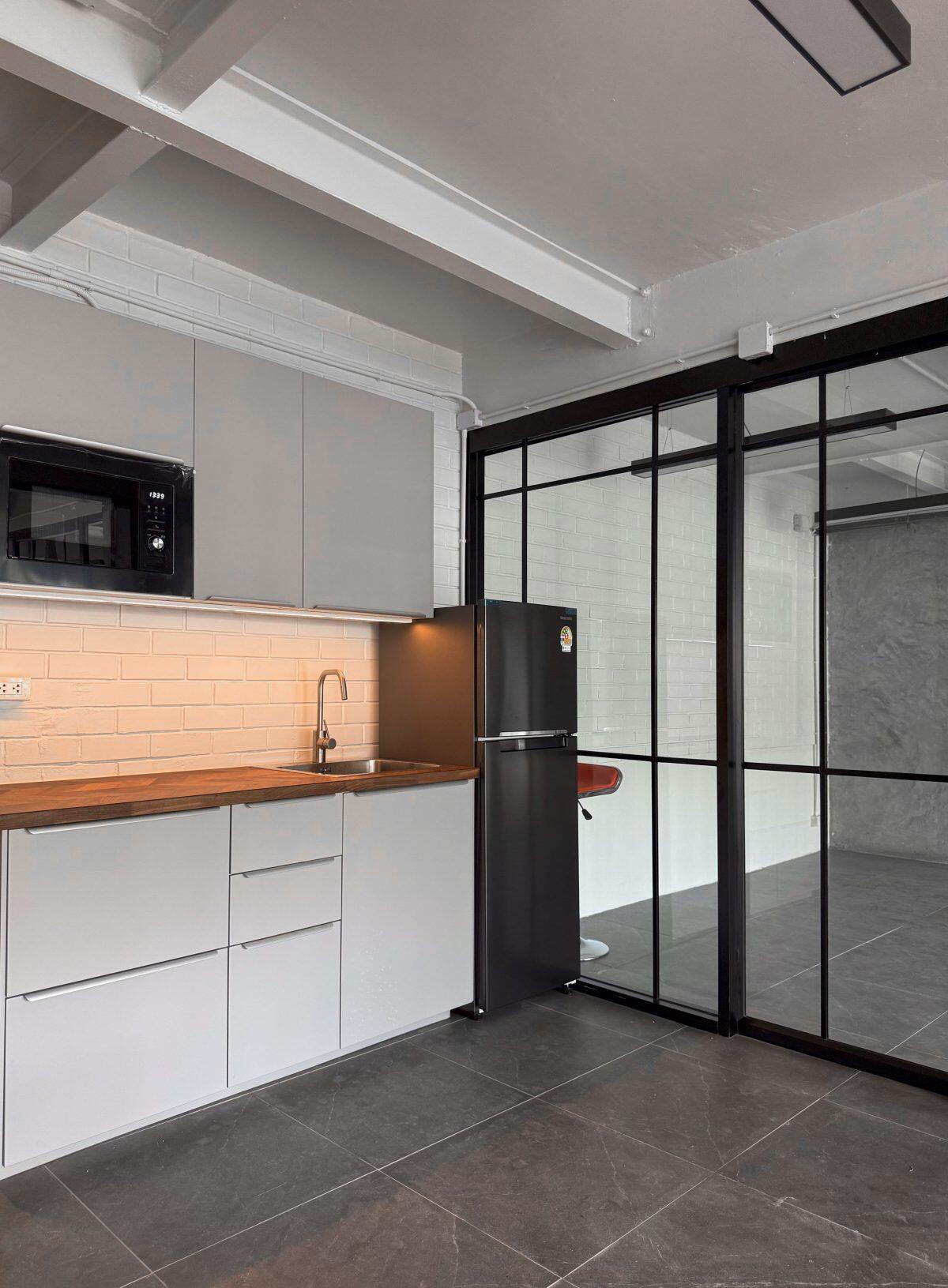 UNIQUE LOFT SPACE FOR RENT – ASOKE / SUKHUMVIT 16 — photo 2