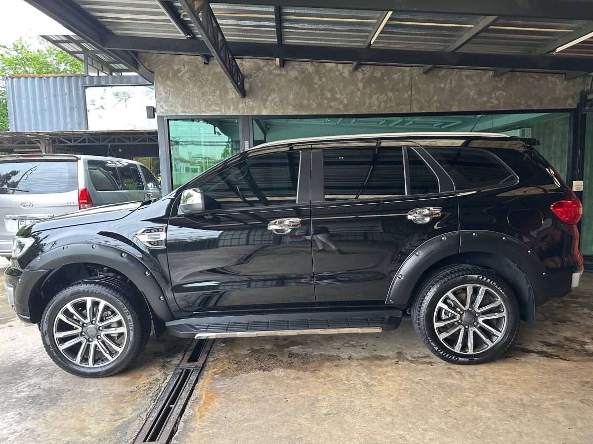 Only 7,200 km, Like NEW!! [2023] FORD EVEREST 4WD TITANIUM — photo 3