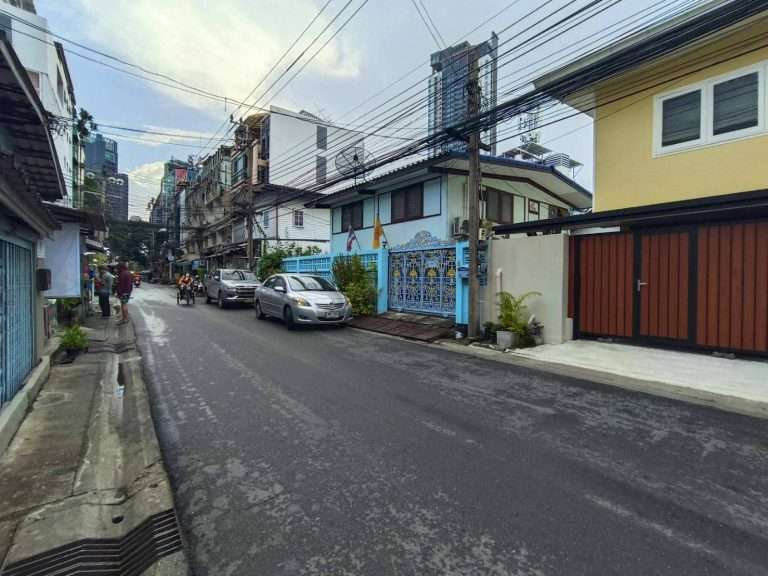 Smaller Land for sale  Soi Pracharat Bamphen Huai Khwang area ขายที่ดินแปลงเล็กพร้อมสิ่งปลูกสร้าง ย่านห้วยขวาง เหมาะพักอาศัย อาคารพาณิชย์ ทำเลดีค้าขายได้
