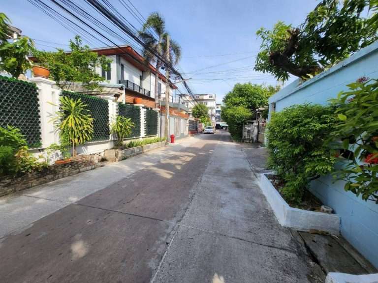 Rent Single House  without furnitures soi Sukhumvit 93 BTS Bang Chak zone