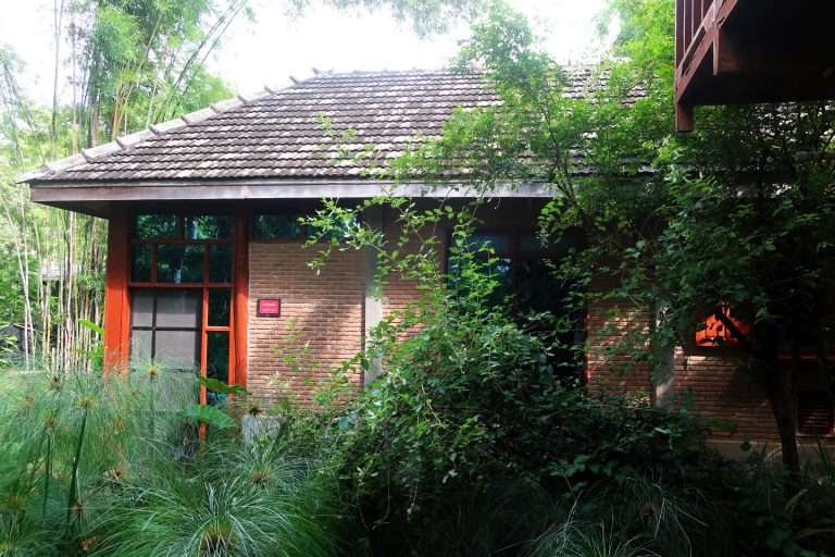 Chiang Mai: Romantic little lakeside home (1-2 bedrooms), in a natural garden.