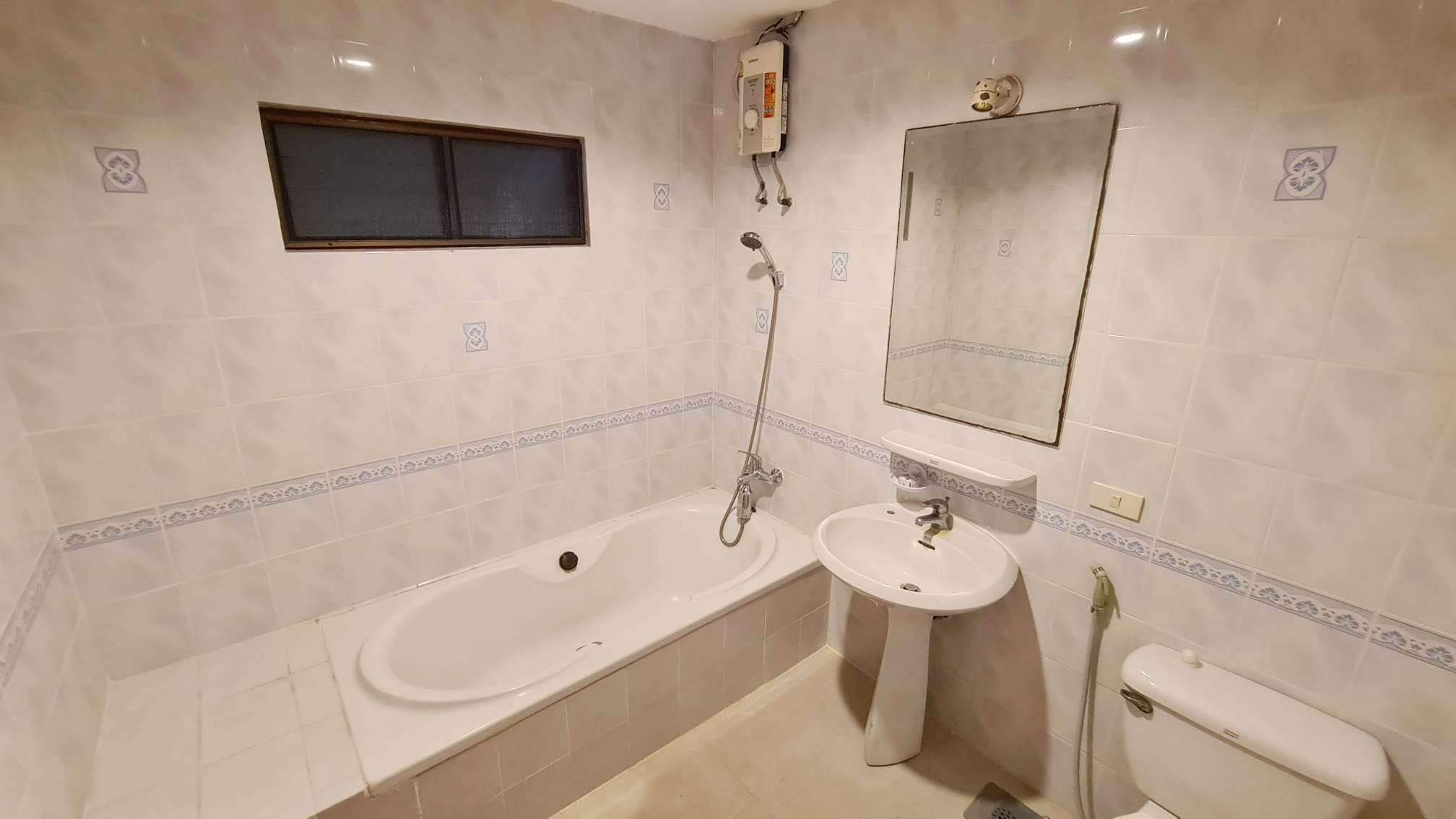 Ensuite Bathroom with Bathtub