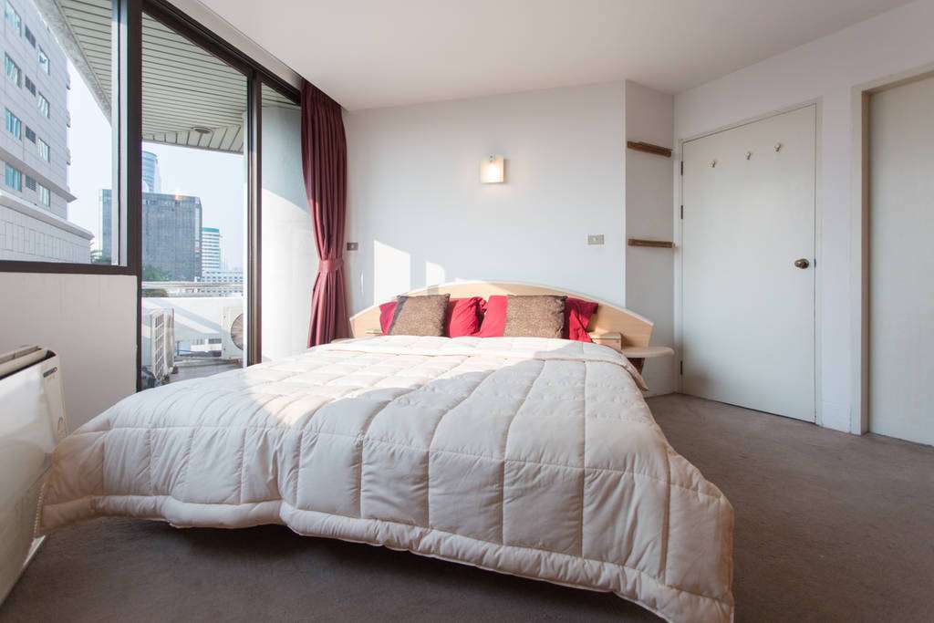 Rent Condo BTS station is on Ratchadamri , Fully furnished apartment with nice view on 11th Floor