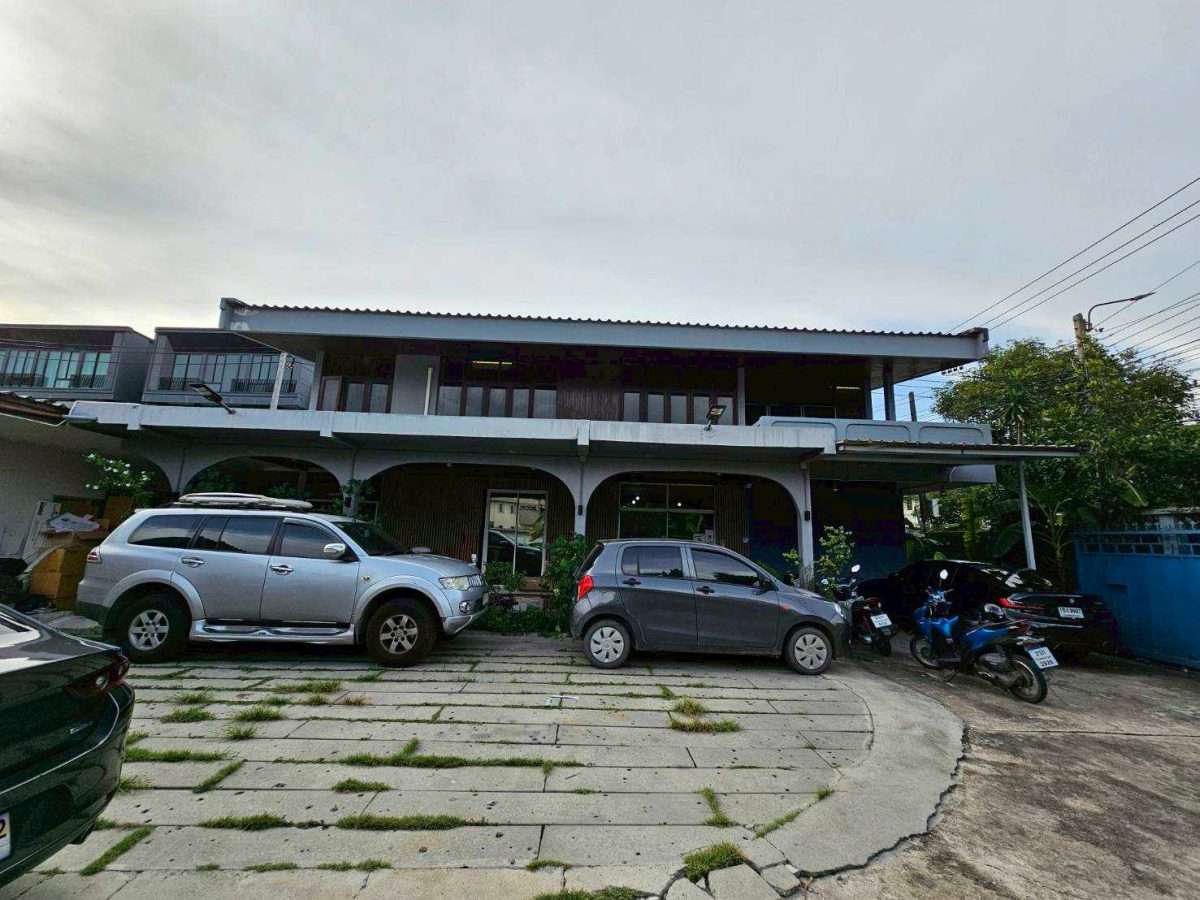 Rent Single Big House171 sq.wah or about  684 sqm. no decoration  very good location central of  Bangkok Lat Phrao Road ให้เช่าบ้านเดี่ยวลาดพร้าว — photo 2