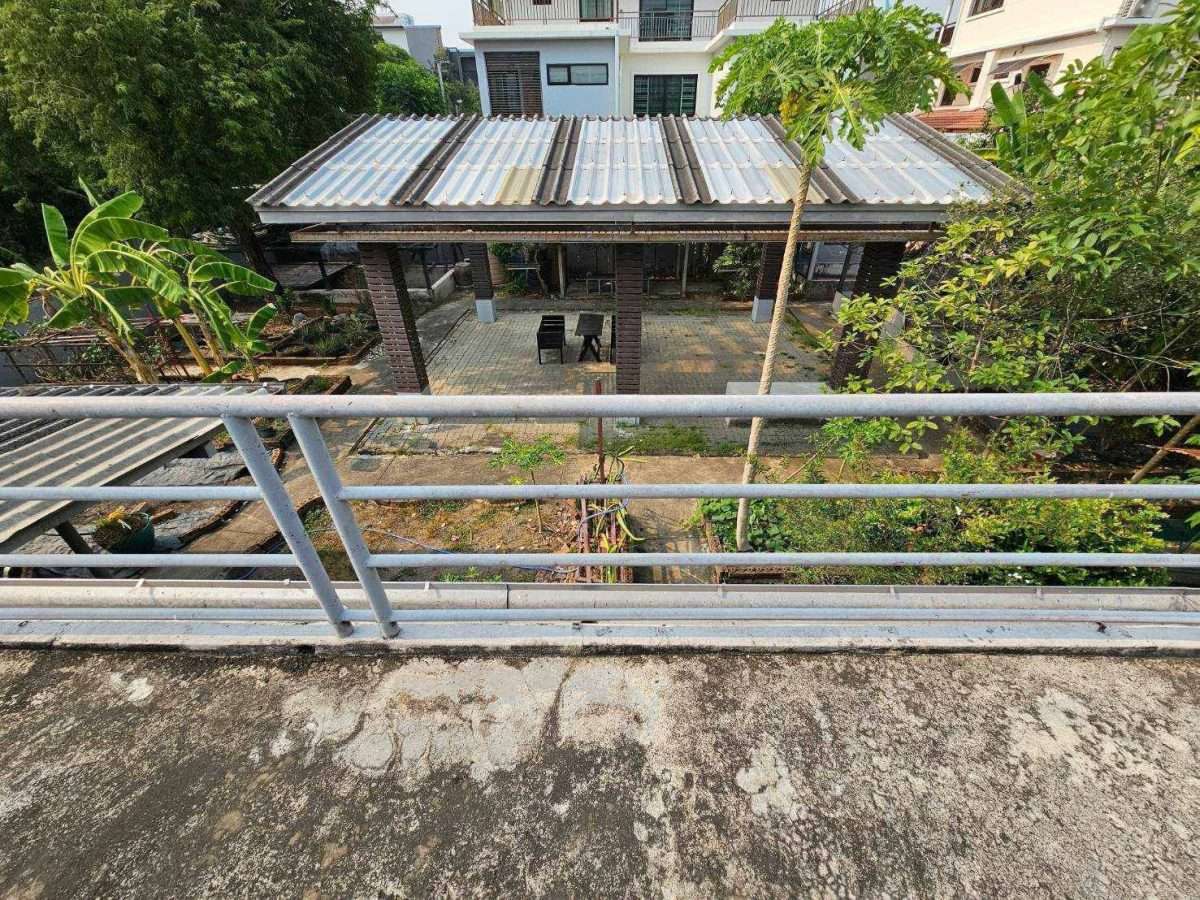 Rent  Garden old House in the Heart of the City no furnished no furnitures   204 sq.wah. or about 816 sqm. very closed Central Latphrao shopping mall