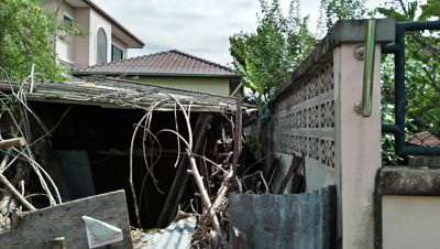 Land with old house for sale, sold as-is, in Soi Wat Dan Samrong, Sukhumvit 113 ขายที่ดินเหมาะปลูกบ้าน แปลงเล็ก สำโรง