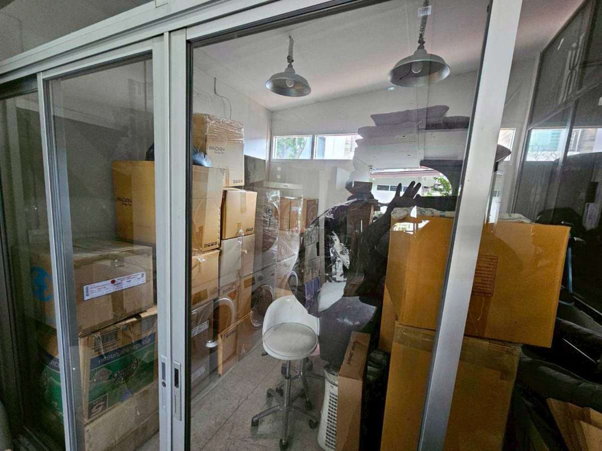 Old single big area house for rent, 171 sq.wah or about  684 sqm. no decoration, no furniture, very close to Central Ladprao, not far from BTS, Ladprao Intersection