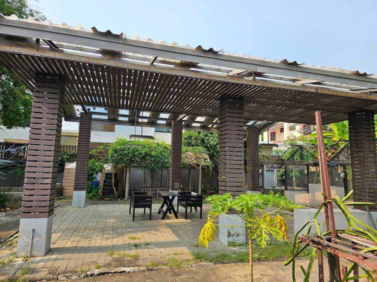 Sale and  Rent  Garden old House in the Heart of the City no furnished no furnitures   204 sq.wah. or about 816 sqm. very closed Central Latphrao shopping mall