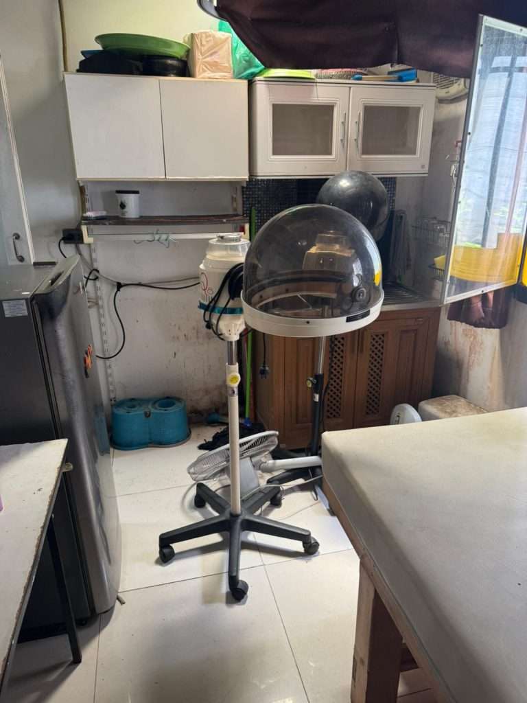 2 x hairdresser’s hair dryer helmet / styling brushing