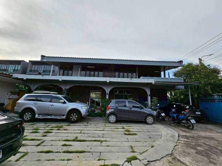 Rent Single Big House171 sq.wah or about  684 sqm. no decoration  very good location central of  Bangkok Lat Phrao Road ให้เช่าบ้านเดี่ยวลาดพร้าว ใกล้ห้างเซ็นทรัลลาดพร้าว