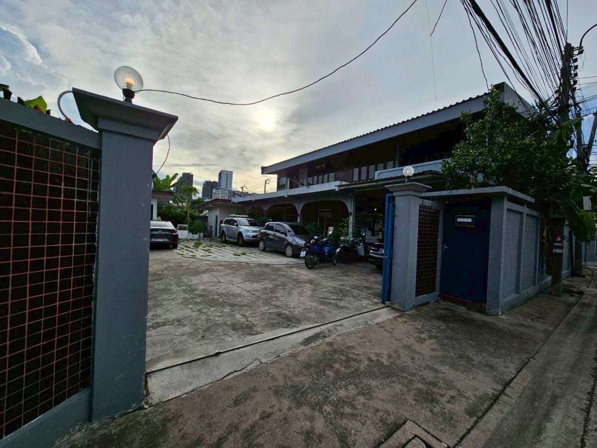 Rent Single Big House171 sq.wah or about  684 sqm. no decoration  very good location central of  Bangkok Lat Phrao Road ให้เช่าบ้านเดี่ยวลาดพร้าว