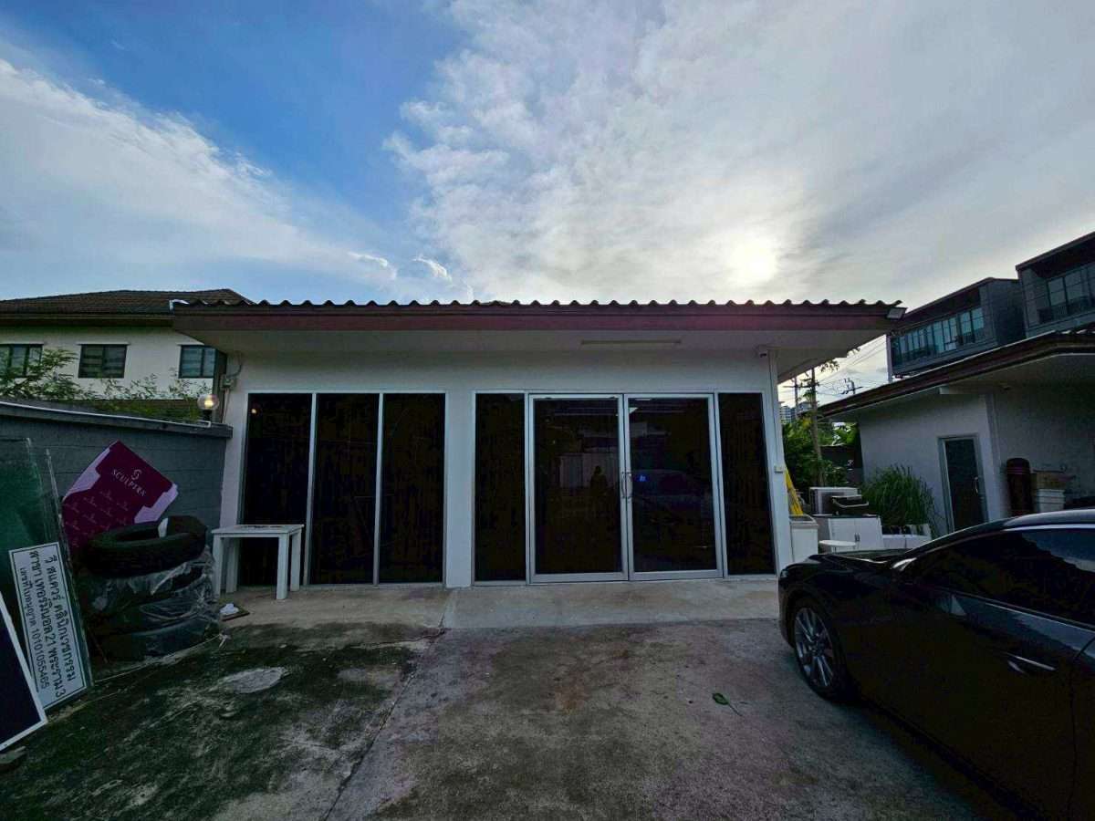 Rent Single Big House171 sq.wah or about  684 sqm. no decoration  very good location central of  Bangkok Lat Phrao Road ให้เช่าบ้านเดี่ยวลาดพร้าว — photo 3