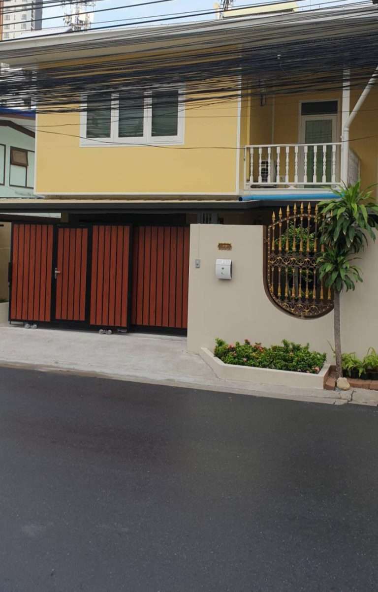 Old house for sale need to rebuild for residence business zone near MRT HUAIKHWANG  Soi Pracharat Bamphen Huai Khwang area suitable for building a house