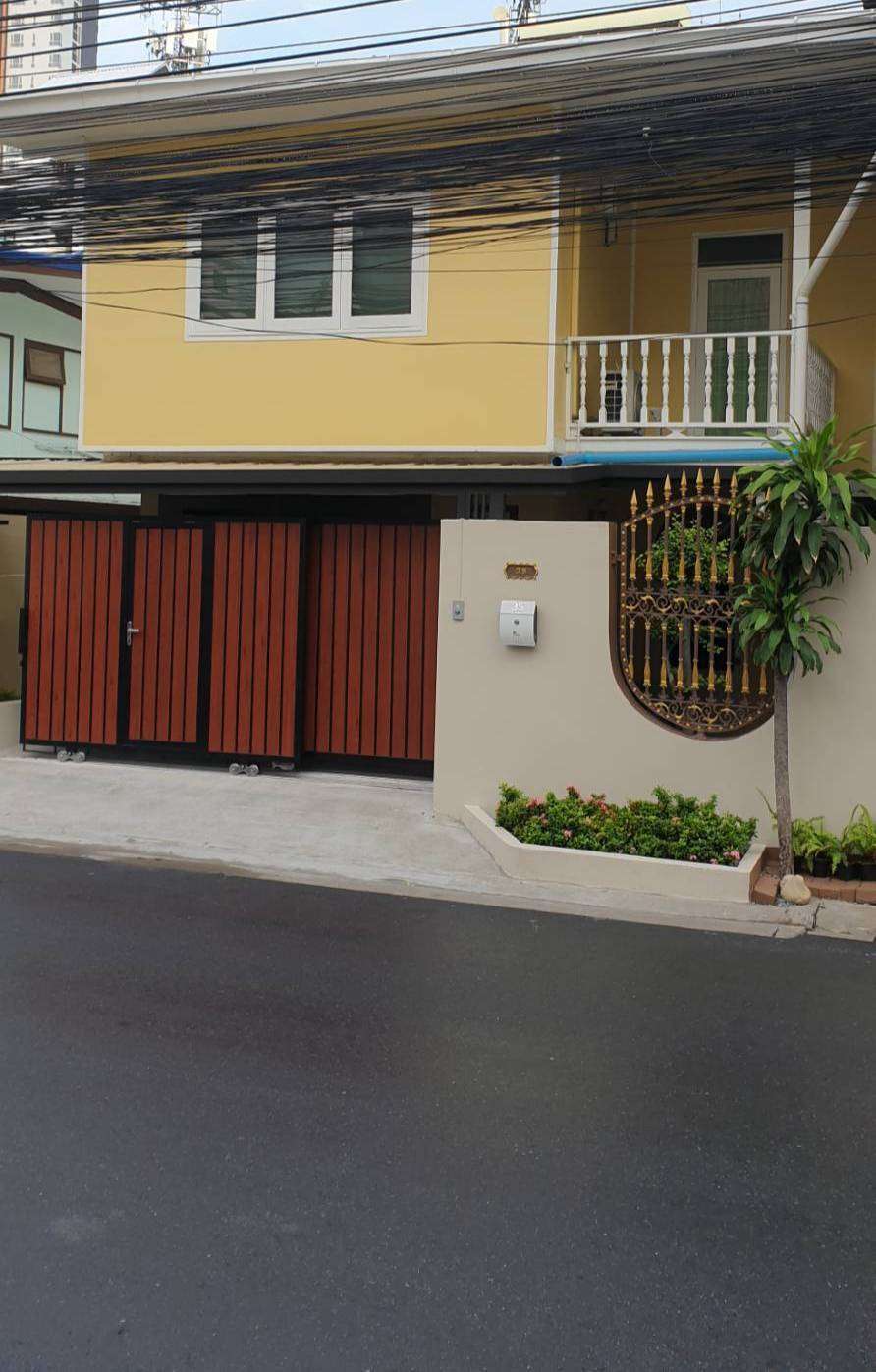 Old house for sale need to rebuild for residence business zone near MRT HUAIKHWANG  Soi Pracharat Bamphen Huai Khwang area suitable for building a house