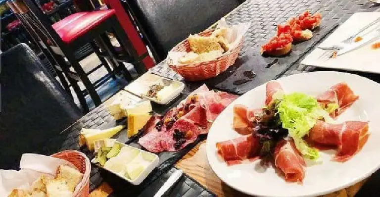 0149365 Restaurant and Bar in Excellent Bangkok Location for Sale