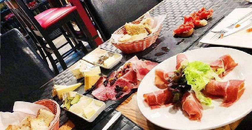 0149365 Restaurant and Bar in Excellent Bangkok Location for Sale