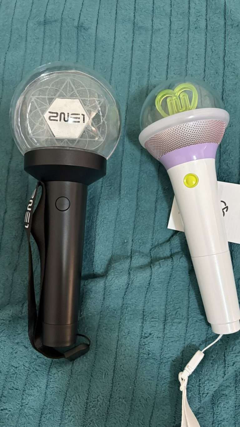 Official [2ne1 and IU] K‑pop Lightstickt