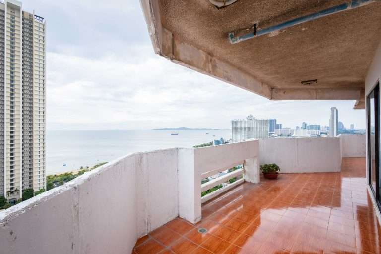 Spacious Sea View Condo in Paradise Condominium, Pattaya