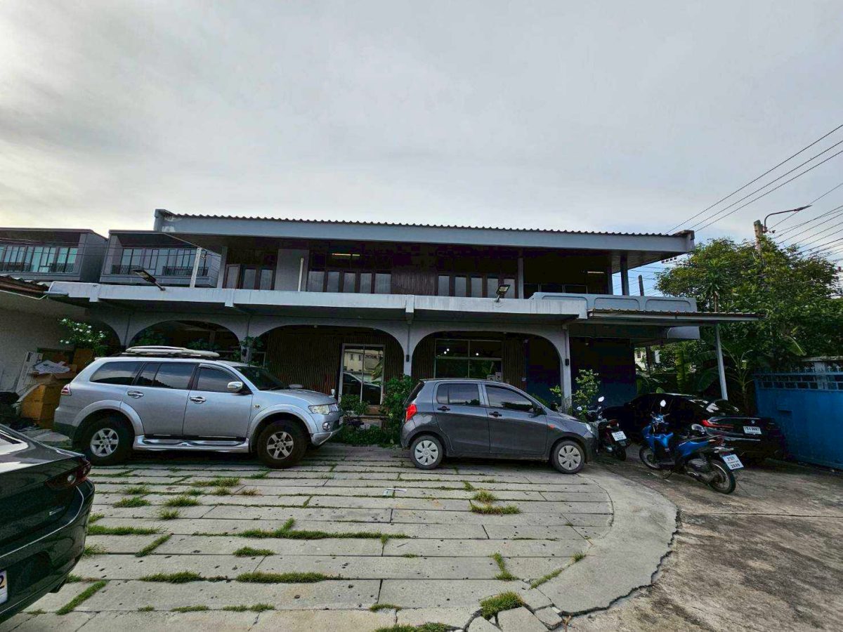 Rent  Single House bigger area very near Central Latphroa shoppings mall no furnished ให้เช่าบ้านเดี่ยวลาดพร้าว ทำธุรกิจได้