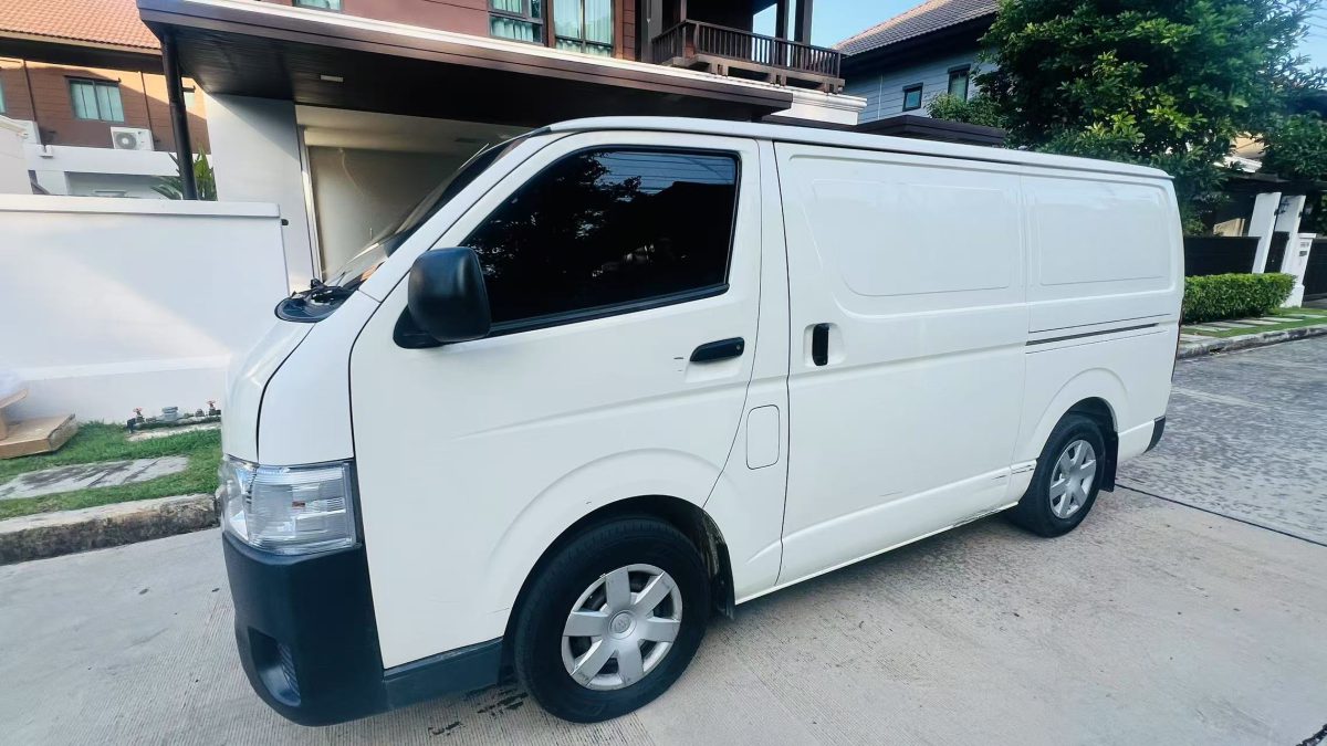 2017 Toyota Hiace — photo 3
