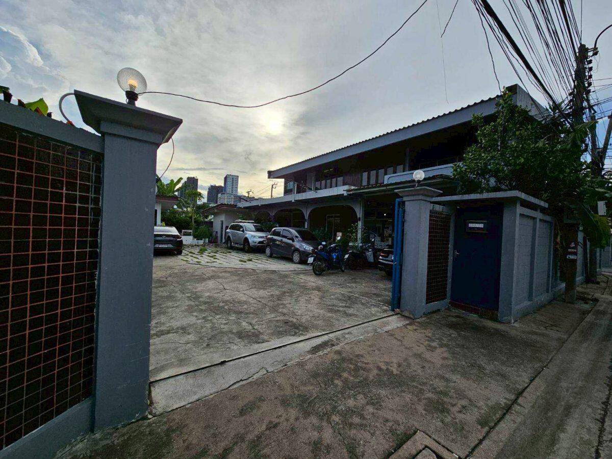 Rent  Single House bigger area very near Central Latphroa shoppings mall no furnished ให้เช่าบ้านเดี่ยวลาดพร้าว ทำธุรกิจได้ — photo 3