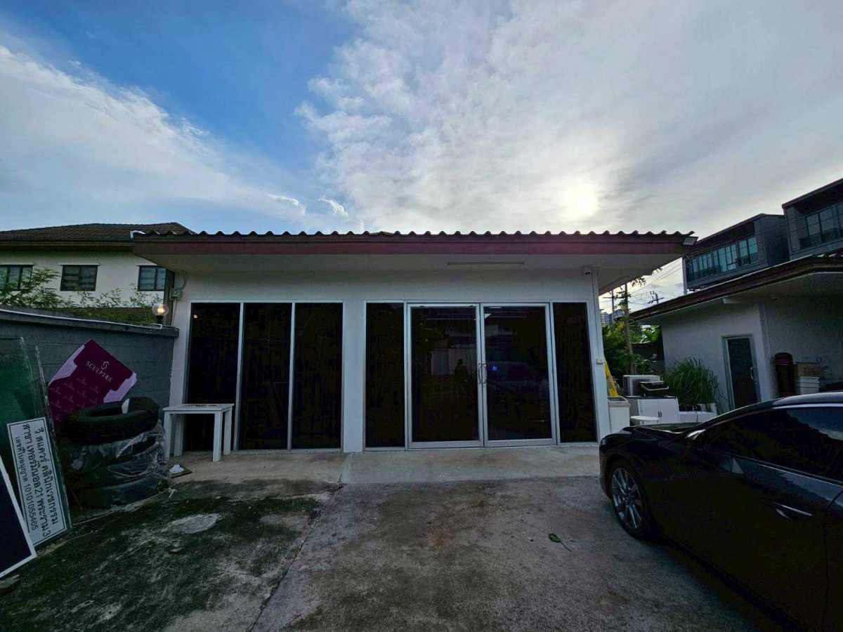Rent  Single House bigger area very near Central Latphroa shoppings mall no furnished ให้เช่าบ้านเดี่ยวลาดพร้าว ทำธุรกิจได้ — photo 2
