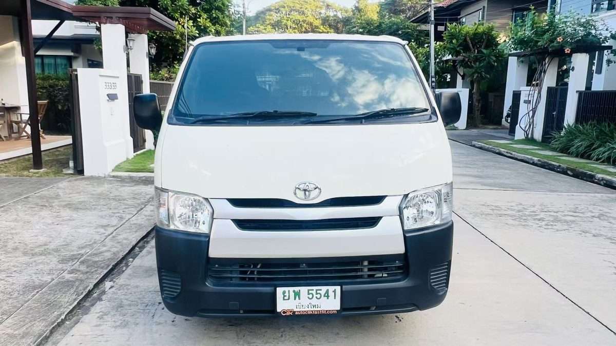 2017 Toyota Hiace — photo 2
