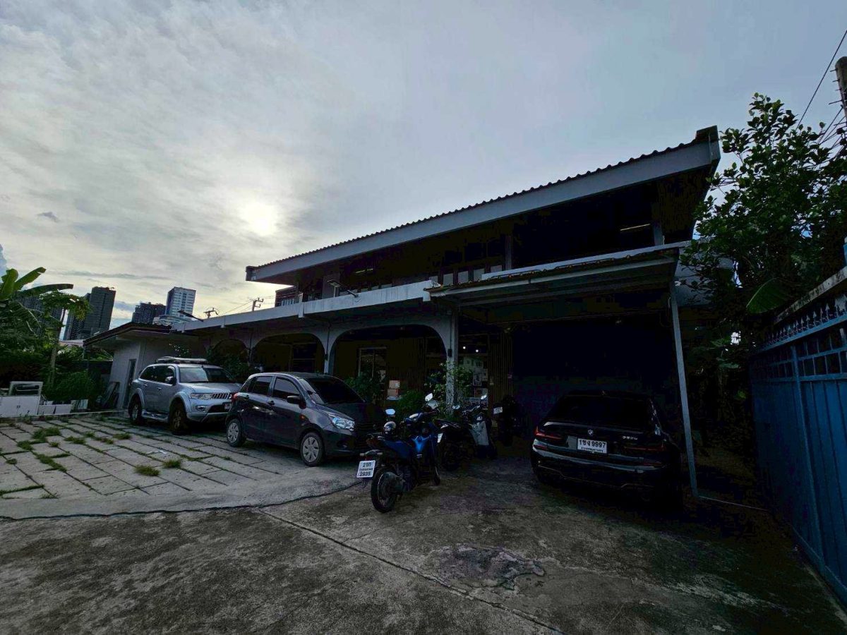 Rent  Single House bigger area very near Central Latphroa shoppings mall no furnished ให้เช่าบ้านเดี่ยวลาดพร้าว ทำธุรกิจได้