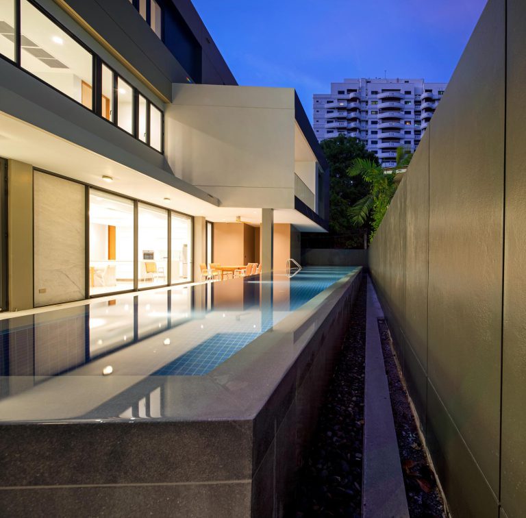 Modern House 3-story building with pool on sale special price very cozy for livingVERY MODERN SUKHUMVIT63 BTS EKKAMAI