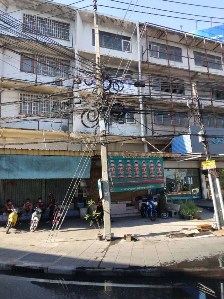 SALE AND RENT  SHOP HOUSE 4.5 STROEY MAIN ROAD NO CAR PARK SUITABLE TRADE AND OFFICE UDOMSUK-  PRAWET