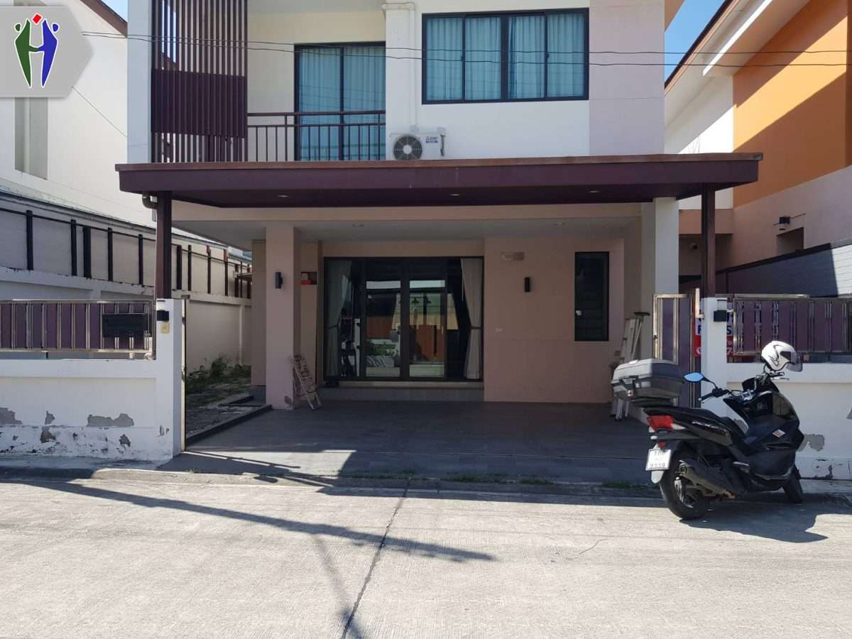 Two-story house for rent on Phatthanakan Road, Noen Phlab Wan.