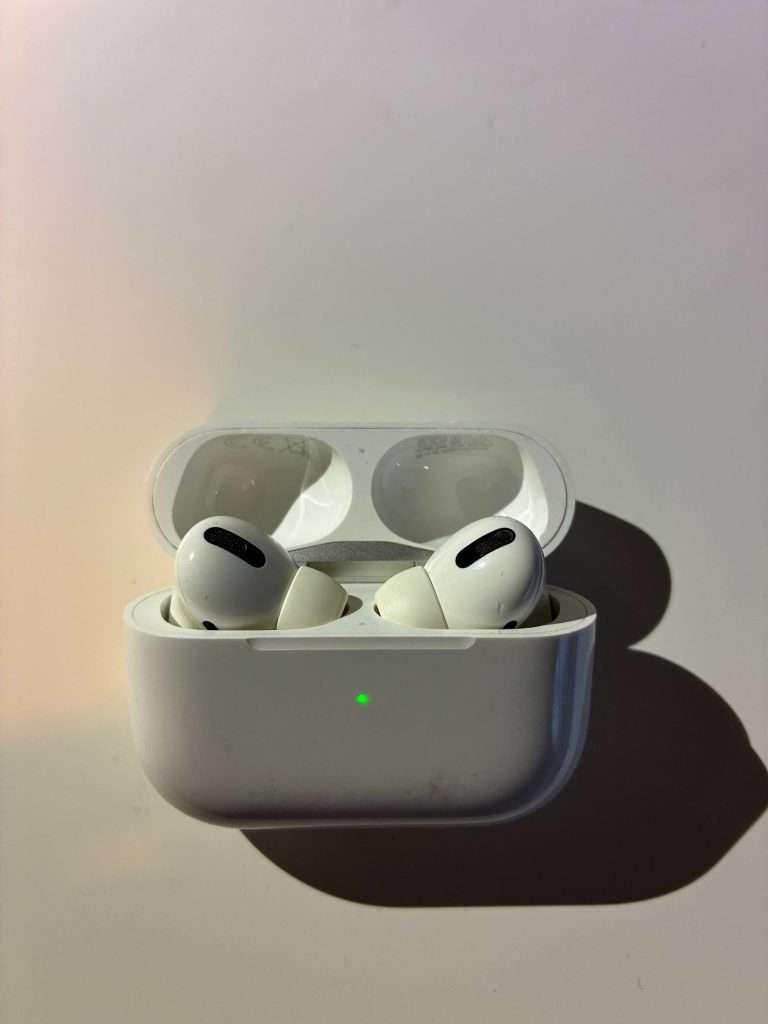 AirPods Pro (1st Gen) with Wireless Charging Case