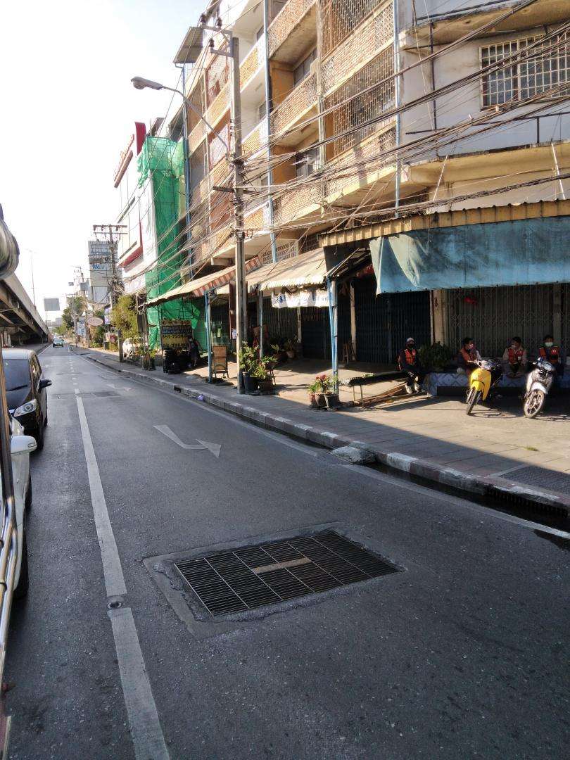 Sale and Rent Shophouse 4.5 storey no car park main road closed BTS Yellow Line ขายและให้เช่าตึกแถว แยกอุดมสุข
