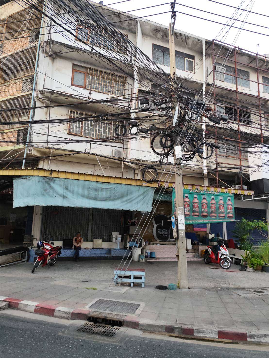 and Rent Shophouse 4.5 storey no car park main road closed BTS Yellow Line ขายและให้เช่าตึกแถว แยกอุดมสุข