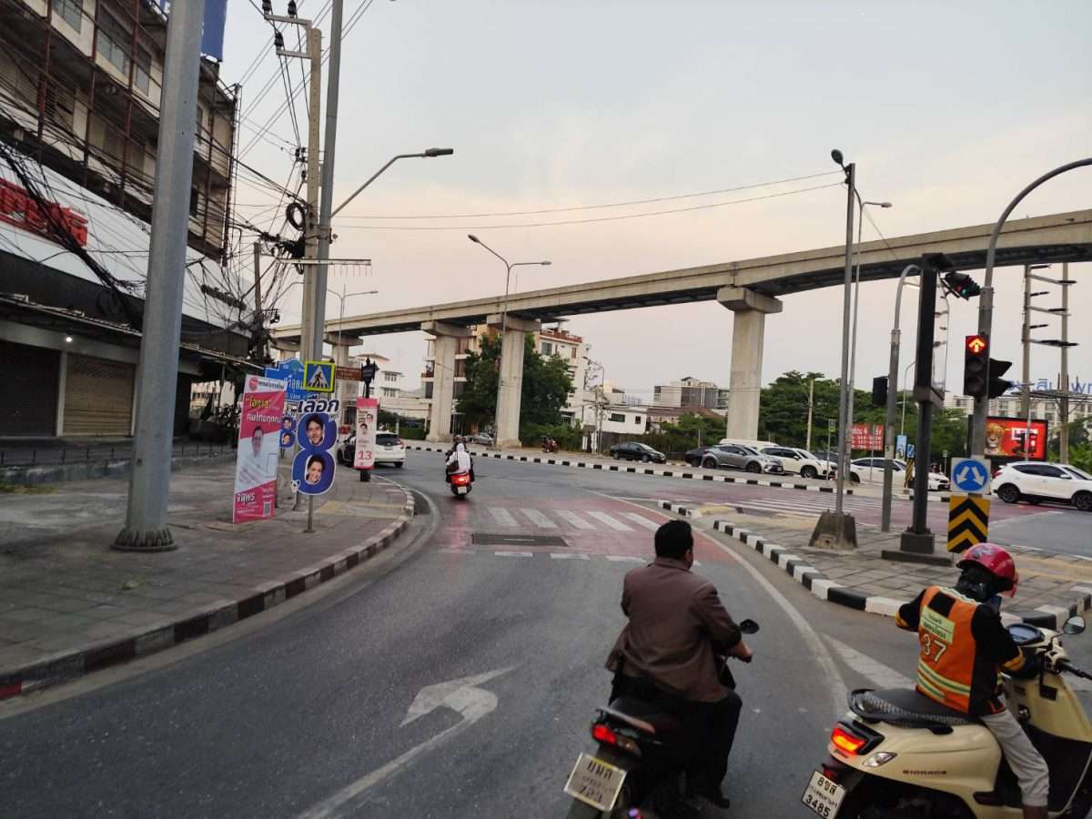 Rent and Sale Shop House main road closed BTS Yellow Line need to renovation Prawet Bangkok  Commercial building for sale, on Srinakarin Road, next to BTS — photo 2