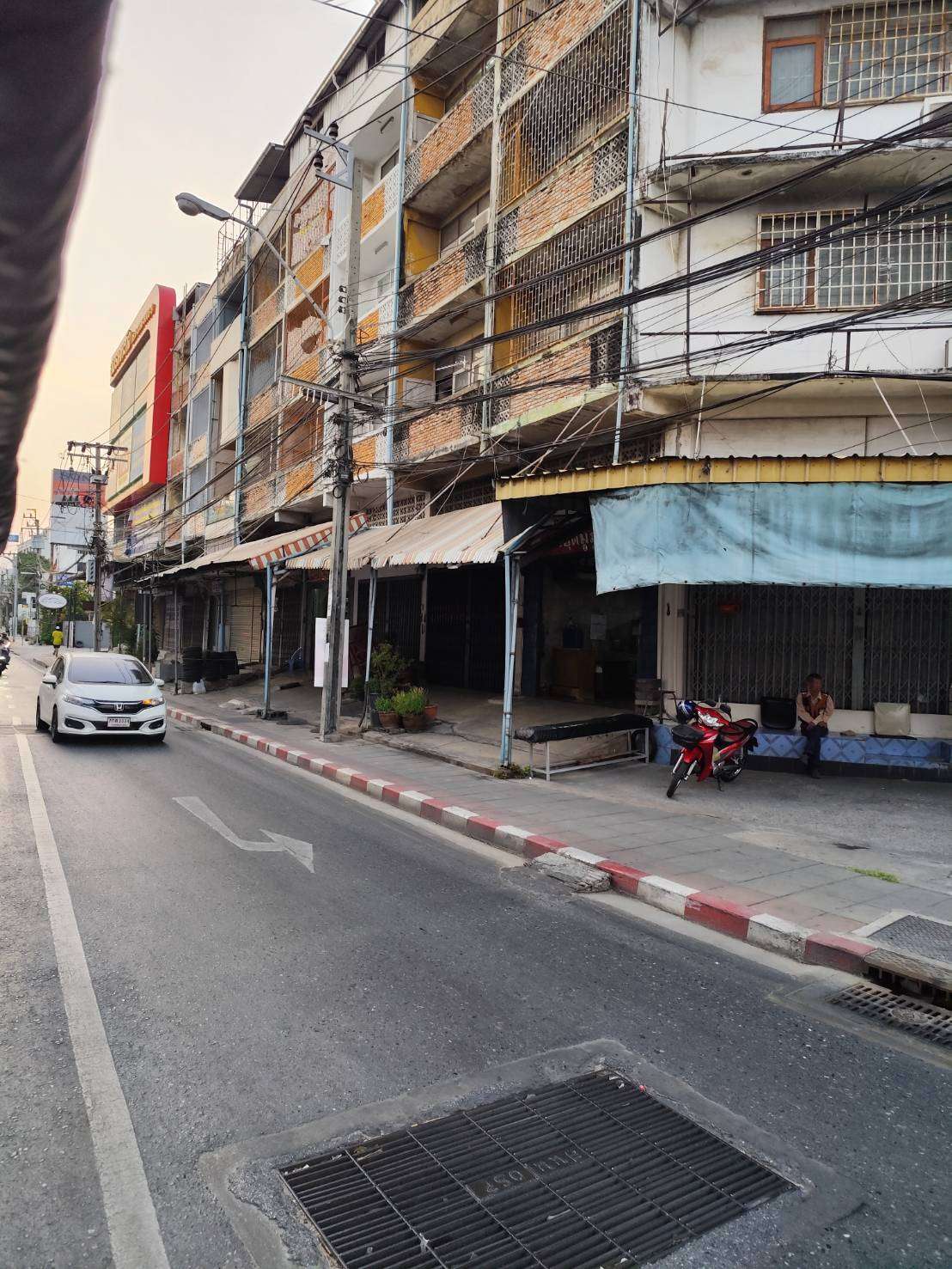 Rent and Sale Shop House main road closed BTS Yellow Line need to renovation Prawet Bangkok  Commercial building for sale, on Srinakarin Road, next to BTS
