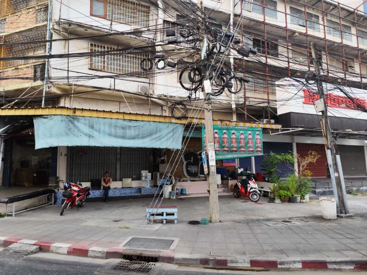 Sale and Rent Shophouse 4.5 storey no car park main road closed BTS Yellow Line ขายและให้เช่าตึกแถว แยกอุดมสุข — photo 2