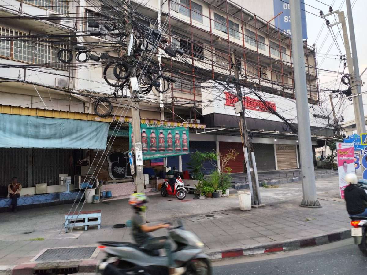 Rent and Sale Shop House main road closed BTS Yellow Line need to renovation Prawet Bangkok — photo 2