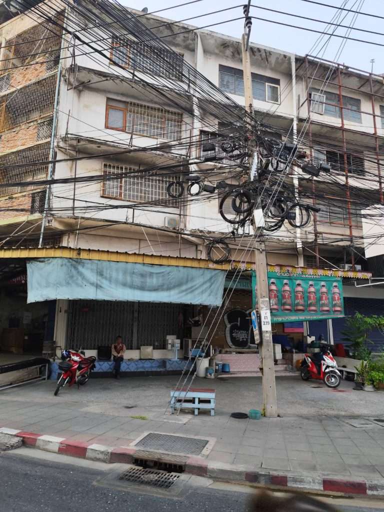 Sale and Rent Shophouse 4.5 storey no car park main road closed BTS Yellow Line ขายและให้เช่าตึกแถว แยกอุดมสุข