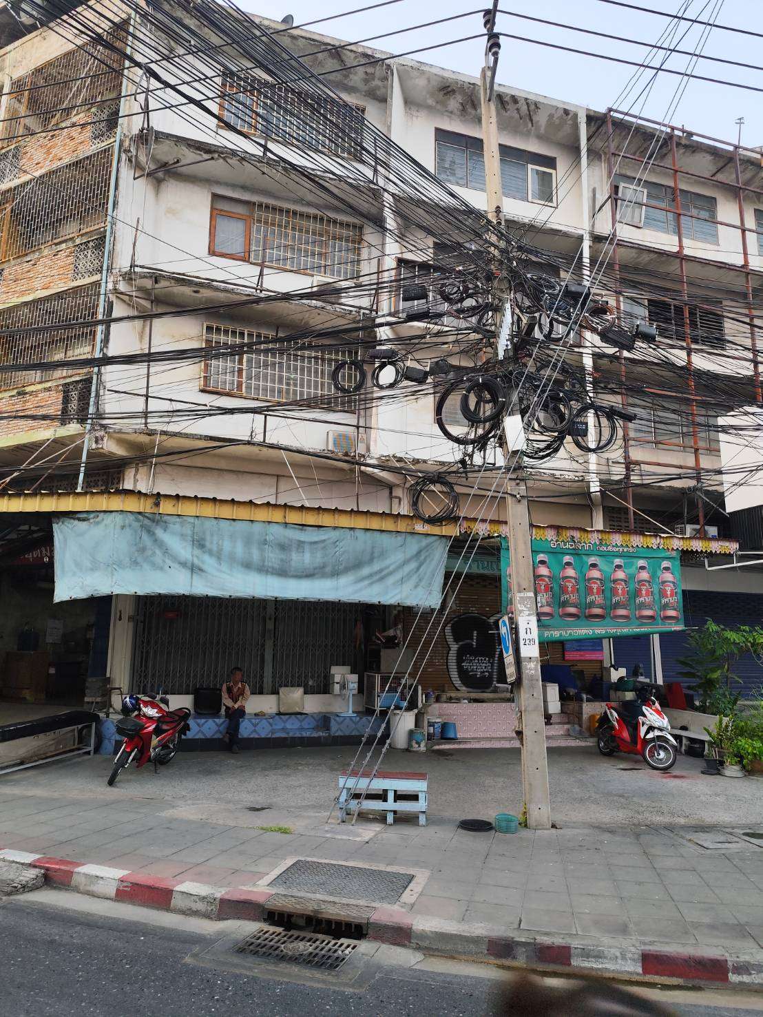 Rent and Sale Shop House main road closed BTS Yellow Line need to renovation Prawet Bangkok