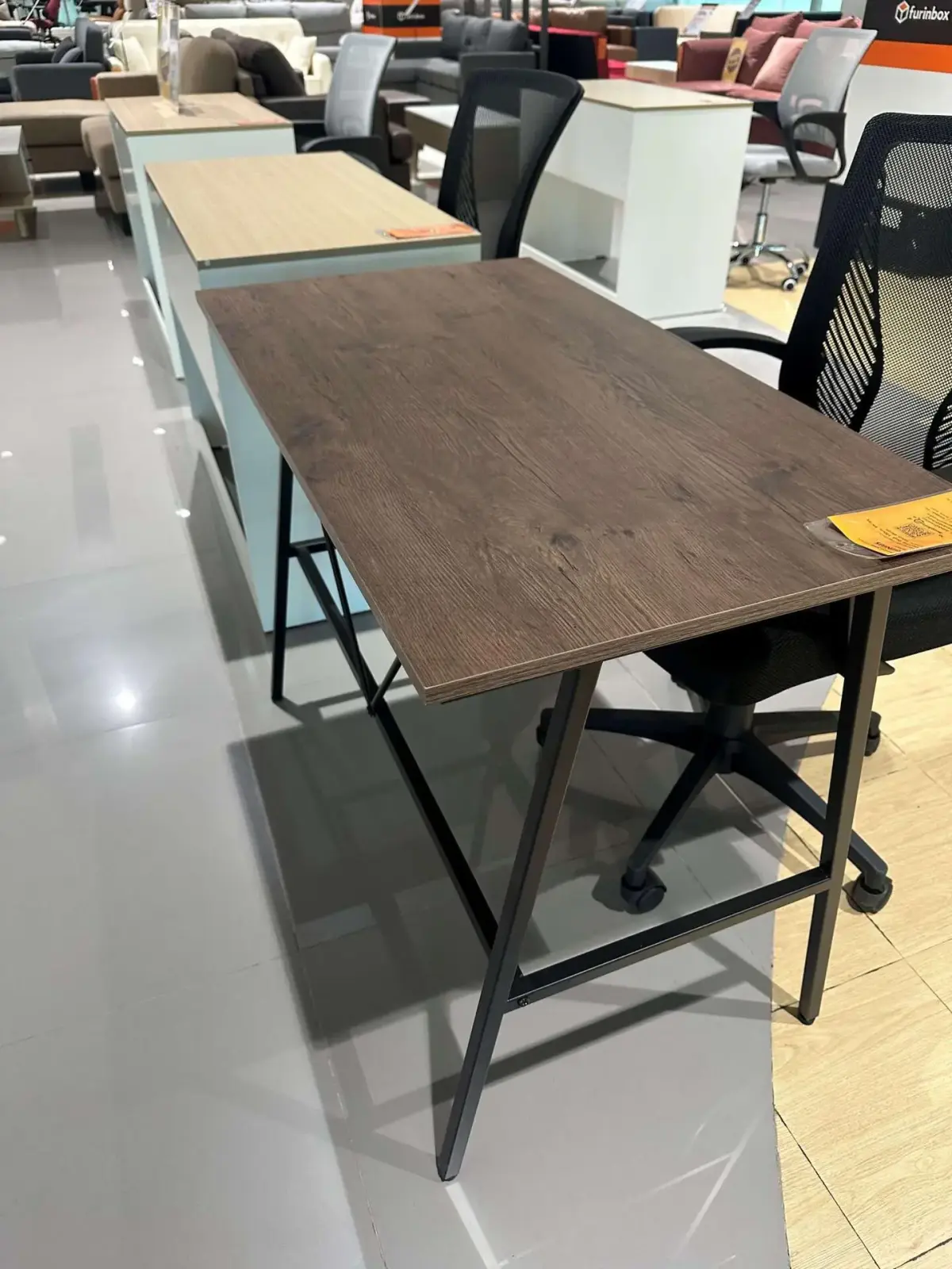 Office desk — photo 1