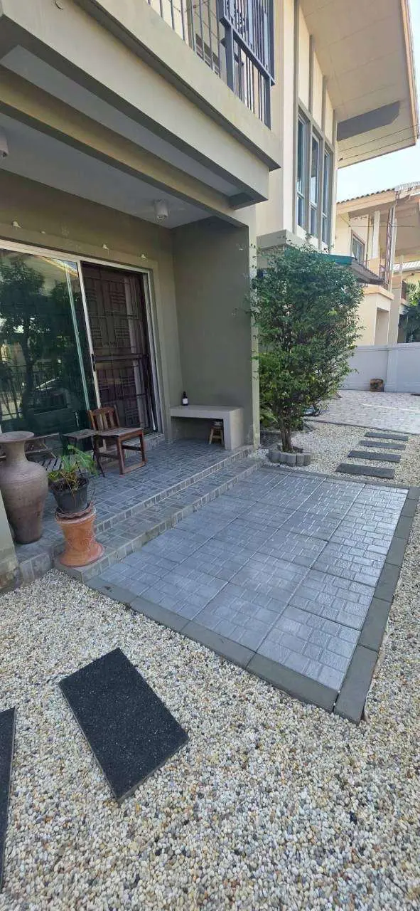Recently Renovated 3 Bedroom / 2 Bathroom House With Garden For Rent — photo 3