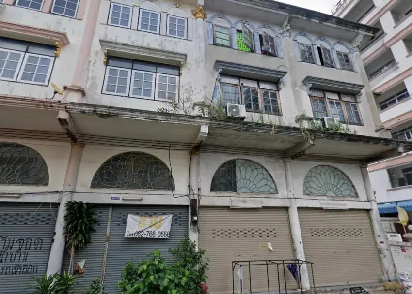 Urgent Sale! 3-Storey Commercial Building in Sam Phran, Nakhon Pathom — photo 2