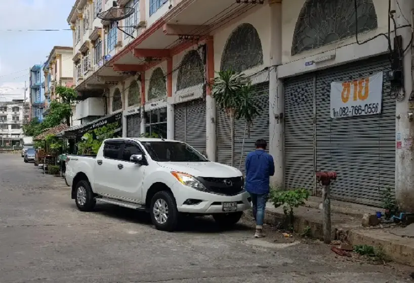 Urgent Sale! 3-Storey Commercial Building in Sam Phran, Nakhon Pathom — photo 3