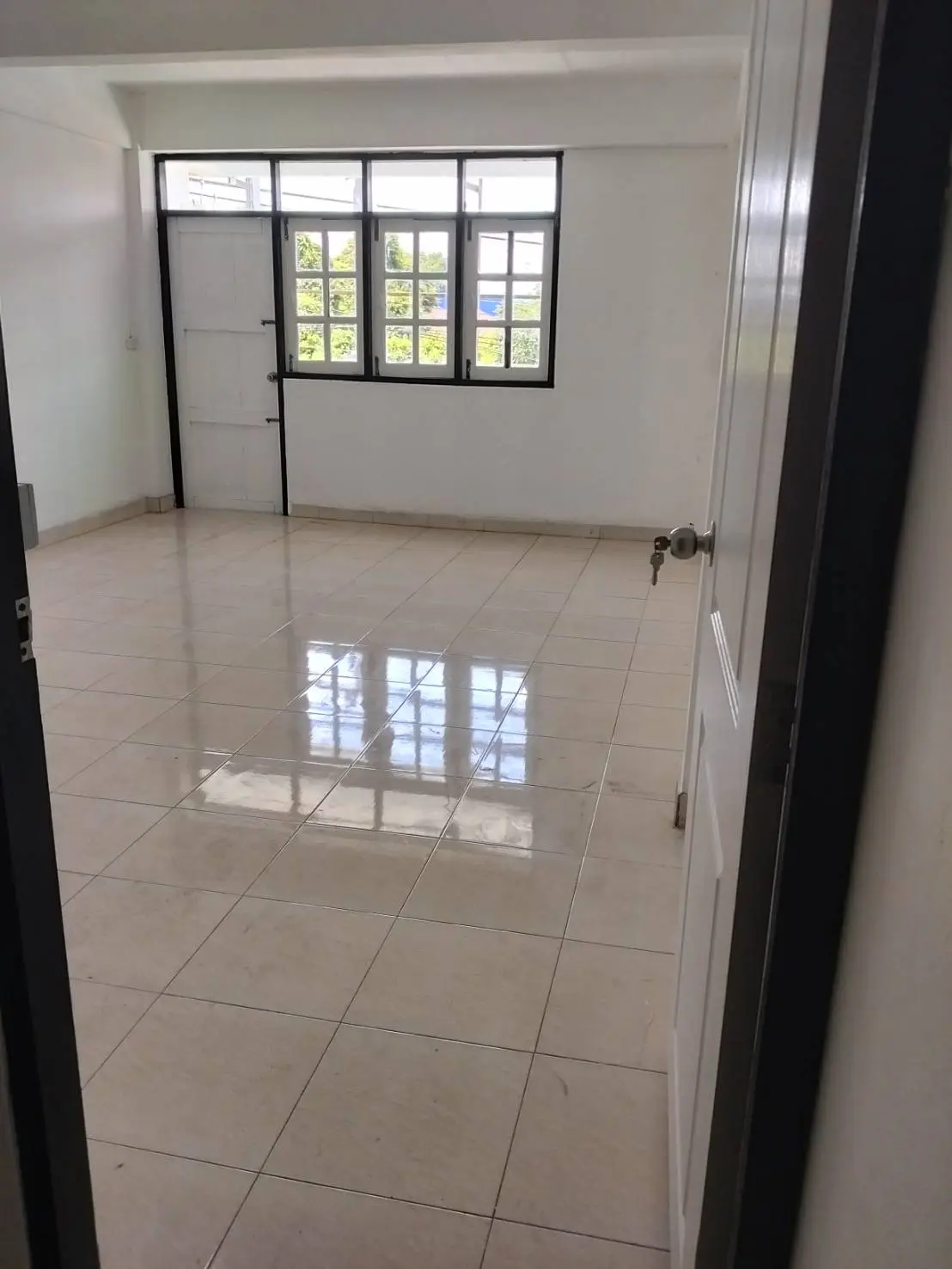 Good location for start your business, next to Nernplubwan rd., Community area and good for make office or open shop — photo 3