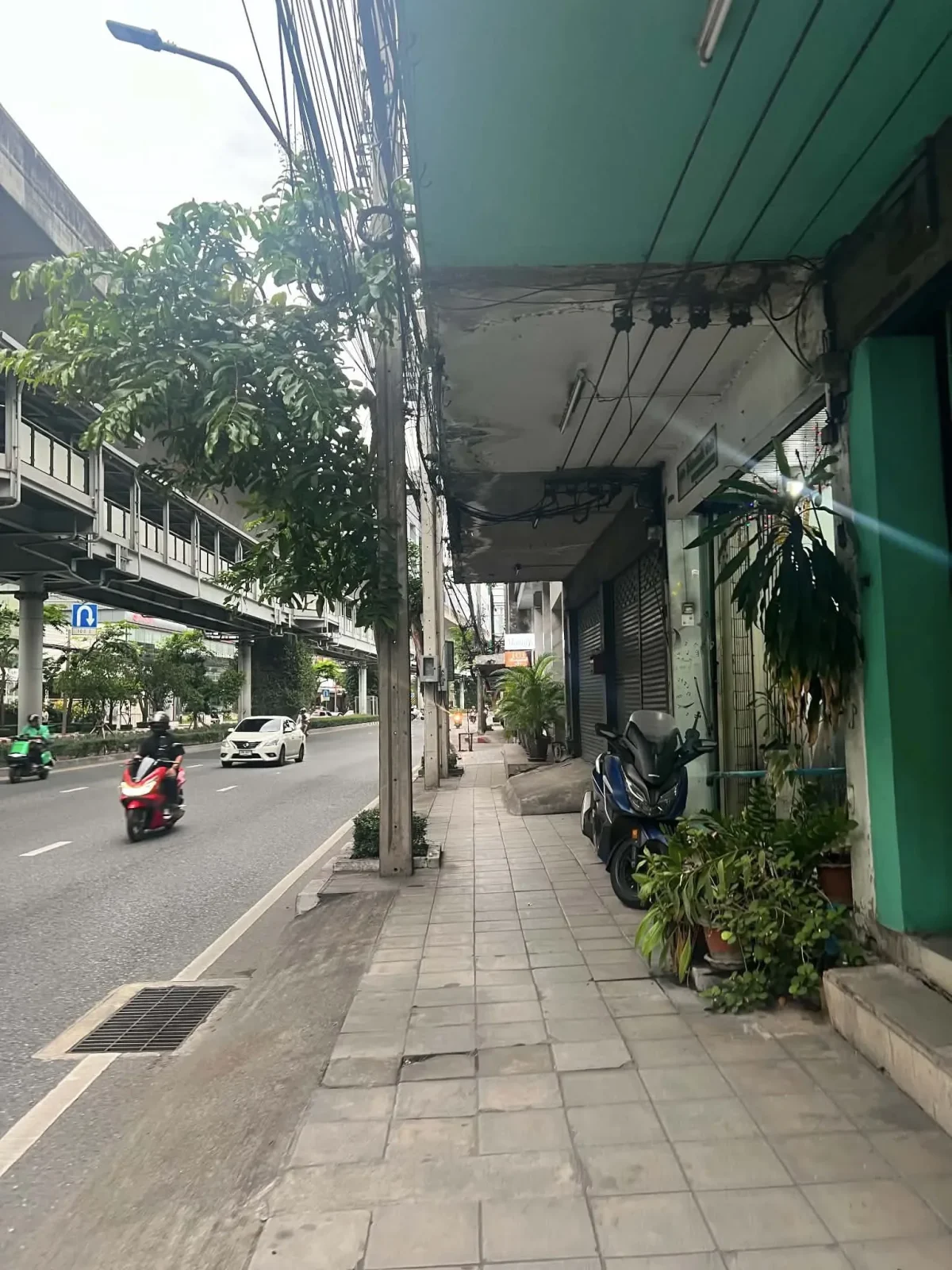 Commercial building for sale   827 sq.wah about 3,308 sqm.in a prime location near the BTS Skytrain, Sukhumvit area, between Udom Suk and Punnawithi. — photo 3