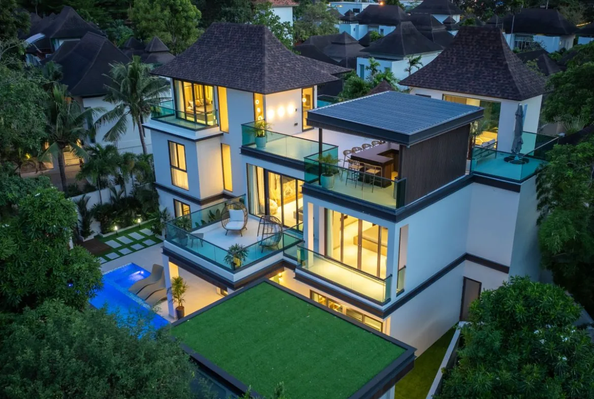 7-Bedroom Pool Villa for Sale in Jomtien — photo 1